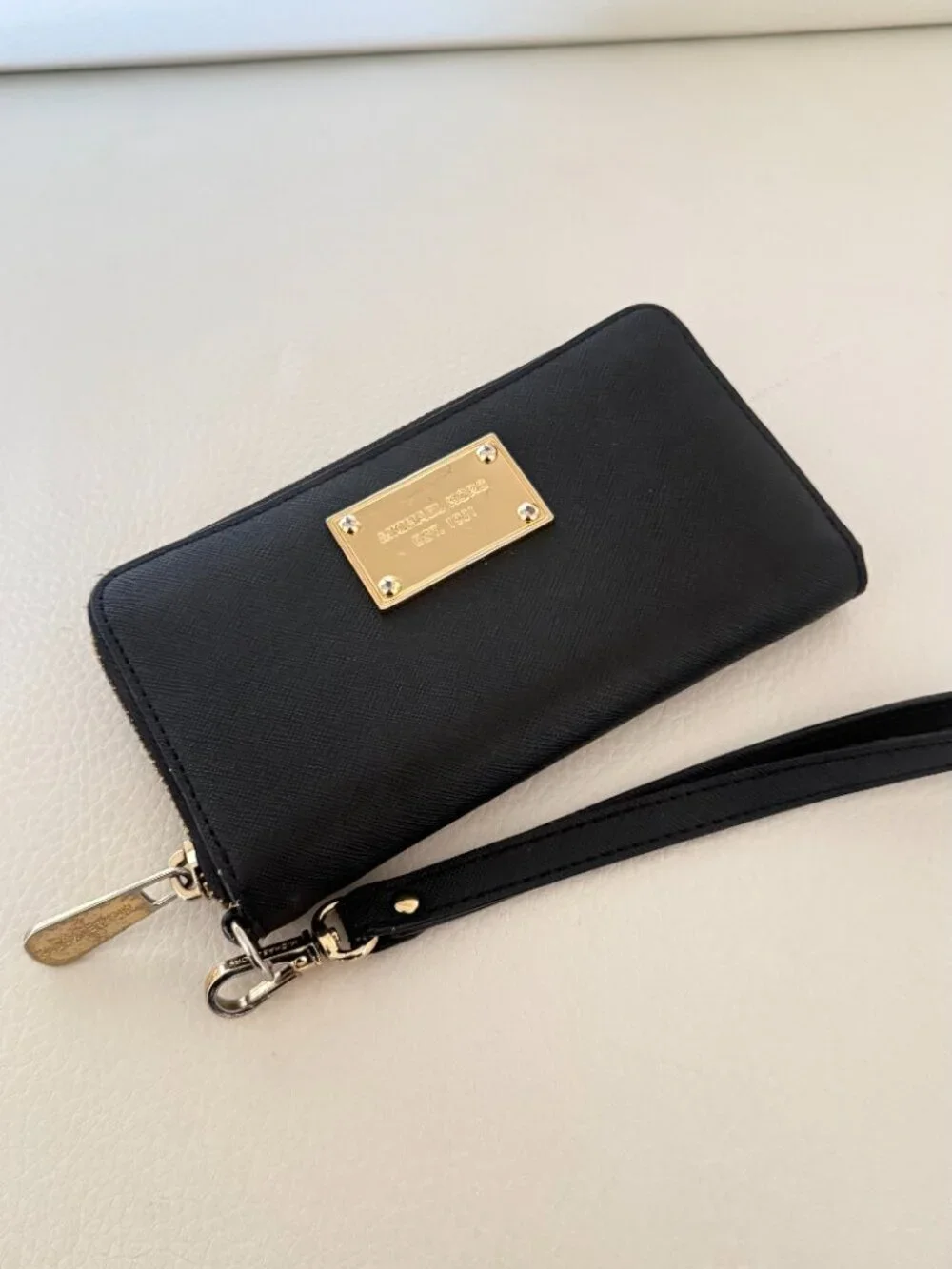 MICHAEL KORS BLACK SAFFIANO LEATHER ZIP ROUND WRISTLET WALLET CLUTCH